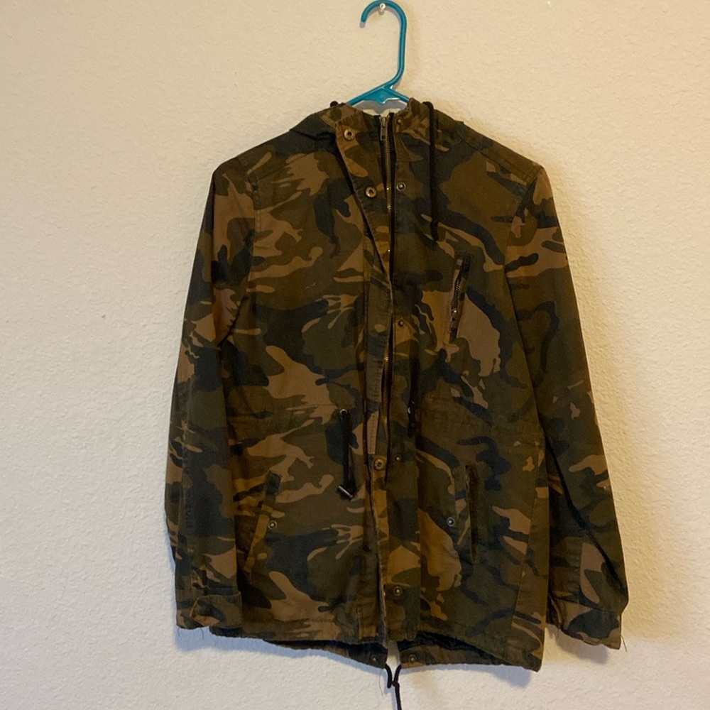 Size medium camo, lightweight jacket